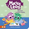 Maciuś i Leon wspólnie czytają książkę - zdjęcie