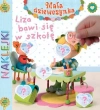 Liza bawi się w szkołę. Naklejki. Mała dziewczynka - zdjęcie