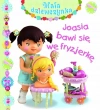 Joasia bawi się we fryzjerkę. Mała dziewczynka - zdjęcie