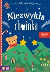 Pada, pada śnieg. Niezwykła choinka - zdjęcie