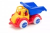 Auto wywrotka z dwoma figurkami - zdjęcie