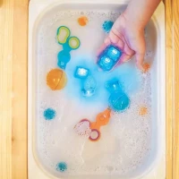 GLO PALS Kostki sensoryczne świecące w wodzie CIASTECZKOWY POTWÓR Sezamkowa, zdjęcie 2