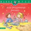 Zuzia przygotowuje prezenty - zdjęcie
