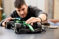LEGO Technic Bolid F1® Aston Martin Aramco AMR25 42240, zdjęcie 15