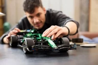 LEGO Technic Bolid F1® Aston Martin Aramco AMR25 42240, zdjęcie 14