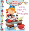 Kasia bawi się w sekretarkę. Mała dziewczynka - zdjęcie