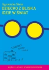 Dziecko z bliska idzie w świat - zdjęcie