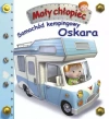 Mały chłopiec. Samochód kempingowy Oskara - zdjęcie