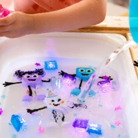 Glo Pals do kąpieli Lumi z 2 kostkami sensorycznymi świecącymi w wodzie, zdjęcie 6