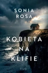 Kobieta na klifie - zdjęcie