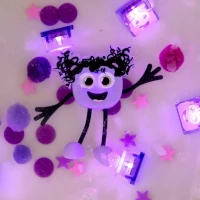 Glo Pals do kąpieli Lumi z 2 kostkami sensorycznymi świecącymi w wodzie, zdjęcie 4