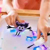 Glo Pals do kąpieli Lumi z 2 kostkami sensorycznymi świecącymi w wodzie, zdjęcie 2