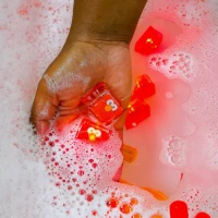 Glo Pals Kostki sensoryczne świecące w wodzie Elmo Ulica Sezamkowa, zabawka, zdjęcie 3