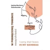 W podręcznej torebce noszę ich kości/I carry their bones in my handbag - zdjęcie