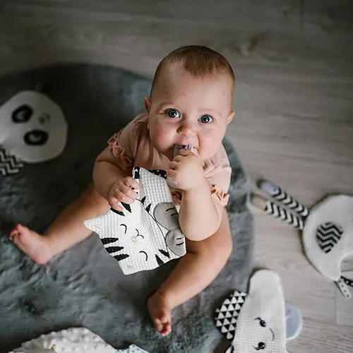 Przytulanka szeleścik Kitty Blink & Shine - Zabawki