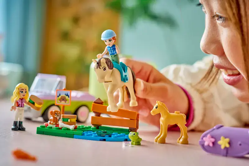 LEGO Friends Przyczepa z koniem i źrebaczkiem 42695 - Zabawki