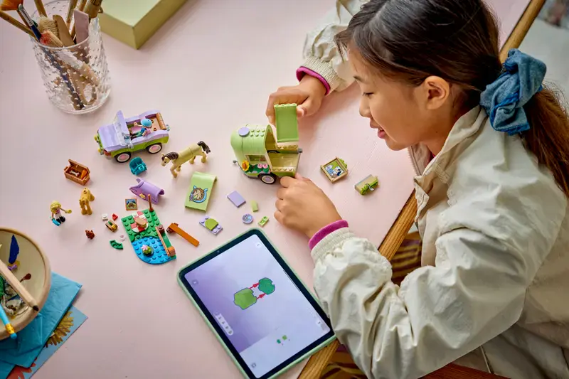 LEGO Friends Przyczepa z koniem i źrebaczkiem 42695 - Zabawki