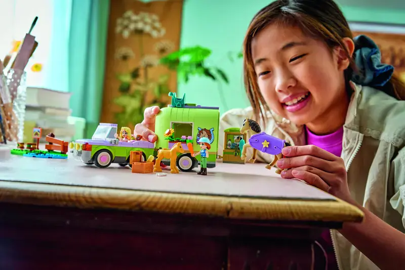 LEGO Friends Przyczepa z koniem i źrebaczkiem 42695 - Zabawki