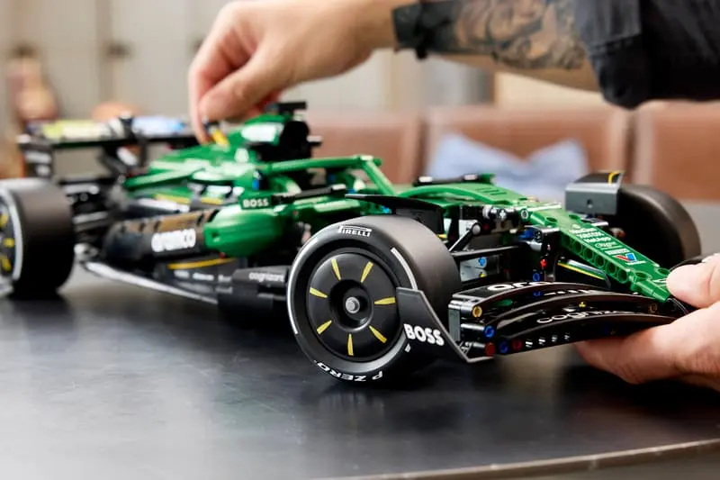 LEGO Technic Bolid F1® Aston Martin Aramco AMR25 42240 - Zabawki
