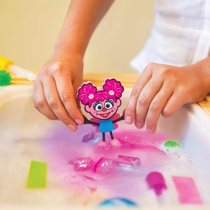 GLO PALS Postać do kąpieli Ulica Sezamkowa ABBY + kostki świecące w wodzie - Zabawki