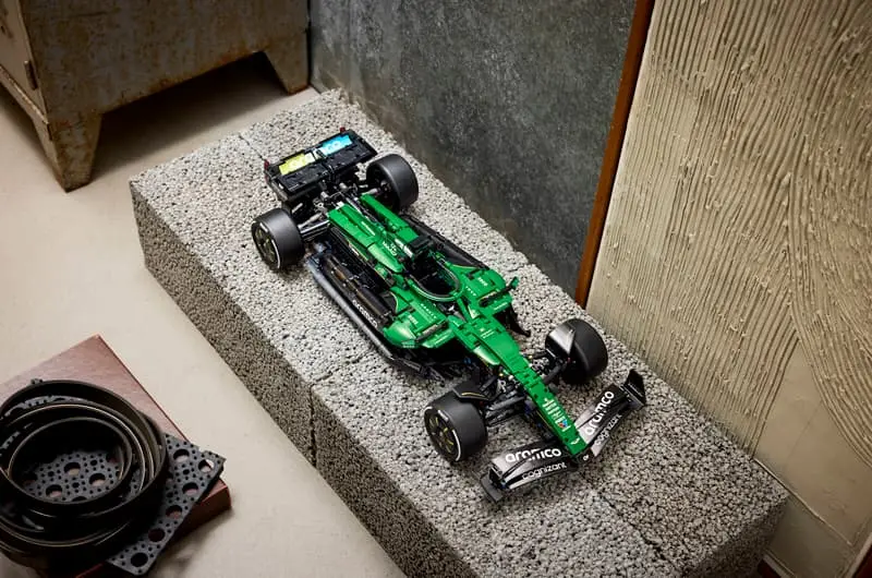 LEGO Technic Bolid F1® Aston Martin Aramco AMR25 42240 - Zabawki