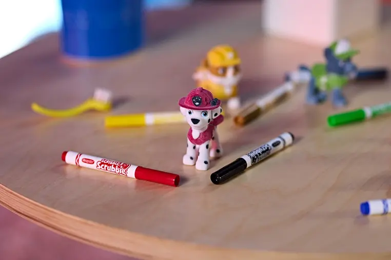 Crayola Figurki do malowania i mycia - zestaw zwierzątka 5 szt., flamastry zmywalne 8 szt., szczoteczka, wanna - hydrant Washimals Psi Patrol 3+ - Zabawki