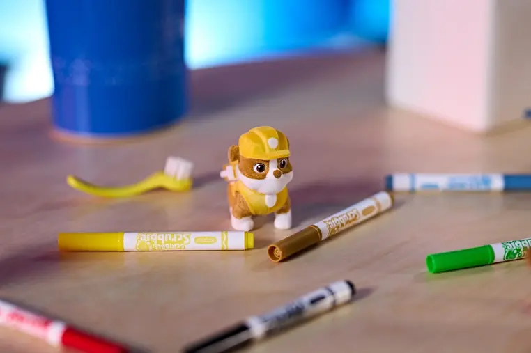 Crayola Figurki do malowania i mycia - zestaw zwierzątka 5 szt., flamastry zmywalne 8 szt., szczoteczka, wanna - hydrant Washimals Psi Patrol 3+ - Zabawki