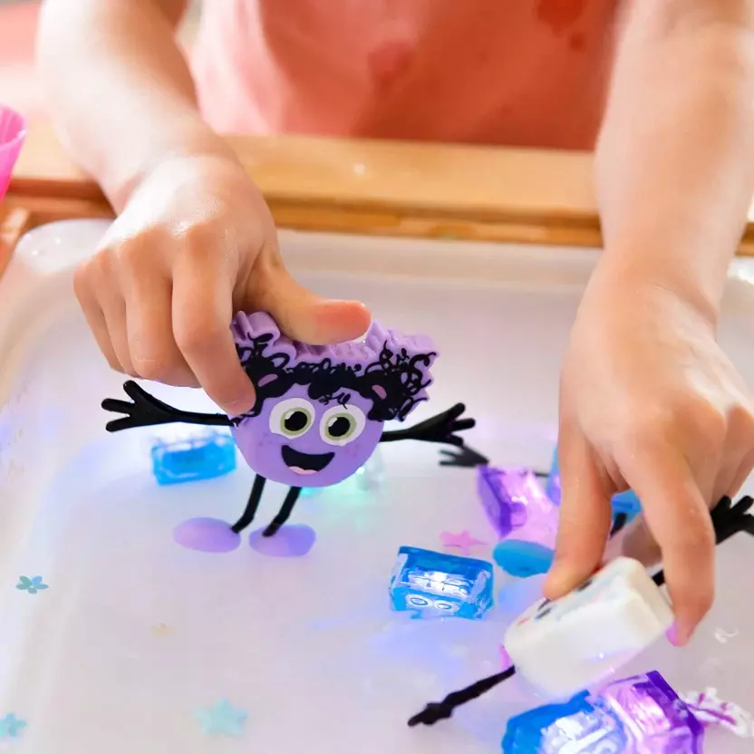 Glo Pals do kąpieli Lumi z 2 kostkami sensorycznymi świecącymi w wodzie - Zabawki