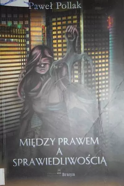 Między prawem, a sprawiedliwością, książka papierowa - Książki
